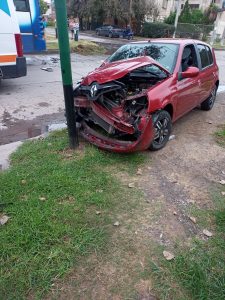 Auto siniestrado en calle Los Mirlos, barrio Bancario.